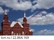 Группа штурмовиков Су-25 "Грач" в небе дымят цветами российского флага над государственным историческим музеем на репетиции парада посвященному Дню Победы в Москве, Красная Площадь, 2016. Редакционное фото, фотограф Алексей Гусев / Фотобанк Лори