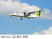 Самолет Bombardier DHC-8-402NG (YL-BAQ) авиакомпании AirBaltic в облачном небе (2016 год). Редакционное фото, фотограф Виктор Карасев / Фотобанк Лори