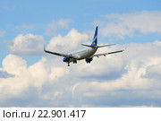 Улетающий в облачное небо самолет Boeing 737-800NG (VP-BEP) авиакомпании "Якутия" (2016 год). Редакционное фото, фотограф Виктор Карасев / Фотобанк Лори