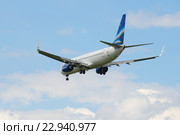 Самолет Boeing 737-800NG (VP-BEP) авиакомпании "Якутия" улетает в облачное небо (2016 год). Редакционное фото, фотограф Виктор Карасев / Фотобанк Лори