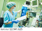 Surgery assistant perfusionist operating a modern heart lung machine. Стоковое фото, фотограф Дмитрий Калиновский / Фотобанк Лори