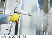 industrial metal coating. Man in protective suit, wearing a gas. Стоковое фото, фотограф Дмитрий Калиновский / Фотобанк Лори