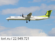 Летящий cамолет Bombardier DHC-8-402NG (YL-BAQ) авиакомпании airBaltic крупным планом (2016 год). Редакционное фото, фотограф Виктор Карасев / Фотобанк Лори