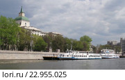 Вид на Москворецкую набережную со стороны Москвы-реки (2016 год). Стоковое видео, видеограф Parmenov Pavel / Фотобанк Лори