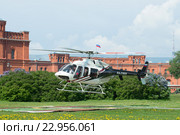 Взлет частного вертолета Bell 407GX (RA-01605) с вертолетной площадки у Петропавловской крепости. Санкт-Петербург (2016 год). Редакционное фото, фотограф Виктор Карасев / Фотобанк Лори