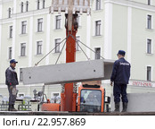Рабочие на улице Мартына Межлаука город Казань (2016 год). Редакционное фото, фотограф Дмитрий Неумоин / Фотобанк Лори