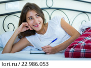 Portrait of girl putting dreams in notepad. Стоковое фото, фотограф Яков Филимонов / Фотобанк Лори