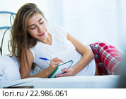 Portrait of girl putting dreams in notepad. Стоковое фото, фотограф Яков Филимонов / Фотобанк Лори