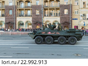 Бронетранспортер БТР-82А на ночной репетиции парада в честь 71-ой годовщины Победы в Великой Отечественной войне. Москва, 2016. Редакционное фото, фотограф Алексей Бок / Фотобанк Лори