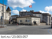 Улица во французском городе Коньяк (Cognac). Франция (2015 год). Редакционное фото, фотограф Юлия Белоусова / Фотобанк Лори