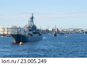 Кильватерная колонна кораблей Балтийского флота на параде в честь дня Победы на реке Нева. Санкт-Петербург (2015 год). Редакционное фото, фотограф Виктор Карасев / Фотобанк Лори