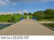 Пешеходный мост и лестница в парке Олимпийской деревни в Москве (2016 год). Стоковое фото, фотограф lana1501 / Фотобанк Лори