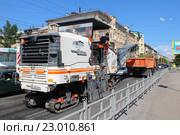Город Омск. Ремонт дороги, дорожная фреза Wirtgen W 200 (2016 год). Редакционное фото, фотограф Виктор Топорков / Фотобанк Лори