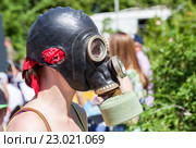 Женщина в черном противогазе в летний день. Стоковое фото, фотограф FotograFF / Фотобанк Лори