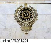 Советская символика, декоративный элемент в оформлении интерьера вестибюля станции метро "Нарвская", Санкт-Петербург. Редакционное фото, фотограф Vladimir Sviridenko / Фотобанк Лори