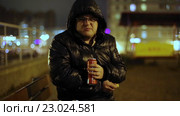Мужчина пьет пиво с чипсами на улице. Стоковое видео, видеограф Валентин Беспалов / Фотобанк Лори