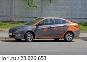 Каршеринг. Автомобиль сервиса поминутной аренды автомобиля "Делимобиль" припаркован у края дороги в Москве (2016 год). Редакционное фото, фотограф Александр Замараев / Фотобанк Лори