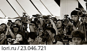Пресса и СМИ на пресс-конференции. Видео съемка видеокамерами (2011 год). Редакционное фото, фотограф Chere / Фотобанк Лори