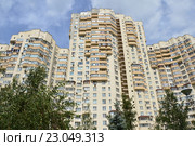 Монолитный шестиподъездный дом переменной этажности (10–12–14–27). Жулебинский бульвар, 33, корпус 1. Район Выхино-Жулебино. Москва (2015 год). Стоковое фото, фотограф lana1501 / Фотобанк Лори