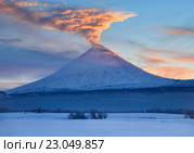 Камчатка.Закат окрасил вершину вулкана. Стоковое фото, фотограф Геннадий Теплицкий / Фотобанк Лори