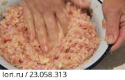 Размешивание мясного фарша. Стоковое видео, видеограф Олег Хархан / Фотобанк Лори