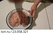 Размешивание мясного фарша. Стоковое видео, видеограф Олег Хархан / Фотобанк Лори