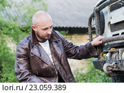 Водитель мужчина смотрит на сломавшуюся машину. Стоковое фото, фотограф Юрий Шурчков / Фотобанк Лори