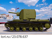 Тяжёлый танк КВ-2 в музее военной техники "Боевая слава Урала" (2016 год). Редакционное фото, фотограф Megapixx / Фотобанк Лори