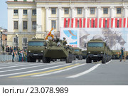 Колонна военного транспорта выходит на Дворцовую площадь. Репетиция парада в честь Дня Победы в Санкт-Петербурге (2015 год). Редакционное фото, фотограф Виктор Карасев / Фотобанк Лори