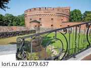 Башня Дер-Дона (нем. Dohna turm) на берегу Верхнего озера в Кенигсберге. Музей Янтаря в Калининграде (2015 год). Редакционное фото, фотограф stargal / Фотобанк Лори