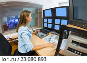 Young woman TV director at editor. Стоковое фото, фотограф Александр Подшивалов / Фотобанк Лори