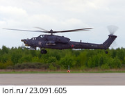 Вертолет Ми-28 (бортовой RF-95318 / 12 белый) пилотажной группы "Беркуты" взлетает с аэродрома Кубинка (2016 год). Редакционное фото, фотограф Alexei Tavix / Фотобанк Лори