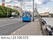 Троллейбус 34 на Бережковской набережной Москвы (2016 год). Редакционное фото, фотограф Юрий Шурчков / Фотобанк Лори