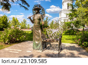 Самара. Скульптура "Дама с теннисной ракеткой" в летний солнечный день. (2016 год). Редакционное фото, фотограф FotograFF / Фотобанк Лори
