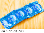Несколько презервативов Durex на столе (2016 год). Редакционное фото, фотограф Сергей Дубров / Фотобанк Лори
