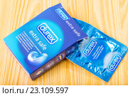 Упаковка латексных презервативов Durex лежит на столе (2016 год). Редакционное фото, фотограф Сергей Дубров / Фотобанк Лори