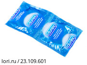 Два презерватива Durex на белом фоне (2016 год). Редакционное фото, фотограф Сергей Дубров / Фотобанк Лори