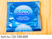 Латексный презерватив Durex на столе крупным планом (2016 год). Редакционное фото, фотограф Сергей Дубров / Фотобанк Лори