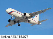 Cамолет Airbus A319-112 (EI-ETP) авиакомпании "Россия" перед посадкой в аэропорту Пулково (2016 год). Редакционное фото, фотограф Виктор Карасев / Фотобанк Лори