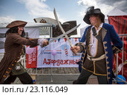 Артисты в роли пиратов демонстрируют абордажный бой во время городского социального праздника "Папин день" в городе Москве, Россия (2016 год). Редакционное фото, фотограф Николай Винокуров / Фотобанк Лори