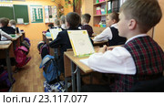 Ученик сидит с ручкой в руках за партой во время школьного урока, фокусировка (2016 год). Редакционное видео, видеограф Кекяляйнен Андрей / Фотобанк Лори