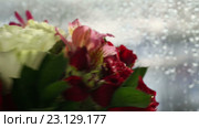 Красивый букет из роз, ирисов и альстромерии быстро вращается. Стоковое видео, видеограф Юлия Машкова / Фотобанк Лори