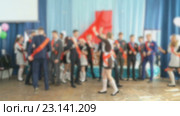 Выпускники танцуют в актовом зале, расфокус. Стоковое видео, видеограф worker / Фотобанк Лори