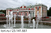 Фонтан перед дворцом Кадриорг в парке Кадриорг в Таллине (2015 год). Редакционное видео, видеограф Куликов Константин / Фотобанк Лори
