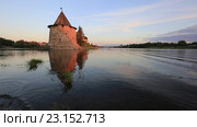 Россия. Псков. Вид в воды на древние башни Псковского кремля и река Великая (2016 год). Стоковое видео, видеограф Яна Королёва / Фотобанк Лори
