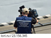 Владивосток, телеоператор Общественного телевидения Приморья со спины. Редакционное фото, фотограф Овчинникова Ирина / Фотобанк Лори
