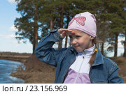 Девочка стоит на берегу реки и смотрит вдаль. Стоковое фото, фотограф Николай Мухорин / Фотобанк Лори
