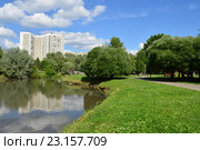 Парк в пойме реки Городни. Улица Борисовские Пруды, 10, кор. 6. (Панельный двадцатидвухэтажный жилой дом серии КОПЭ). Москва (2016 год). Стоковое фото, фотограф lana1501 / Фотобанк Лори