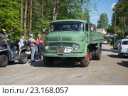 Грузовик Mercedes Benz-1113 прибывает на парад ретроавтомобилей. Керимяки, Финляндия (2015 год). Редакционное фото, фотограф Виктор Карасев / Фотобанк Лори