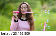 Женщина выдувает мыльные пузыри. Стоковое видео, видеограф Kozub Vasyl / Фотобанк Лори